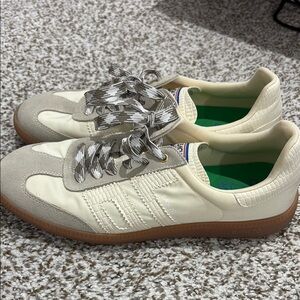 Back 70 womens sneakers size 40